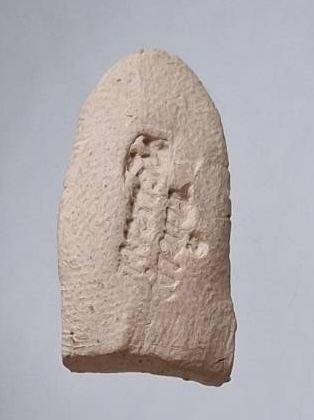 พระรอด วัดมหาวัน จ.ลำพูน เนื้อดินเผา หลังกดชื่อ