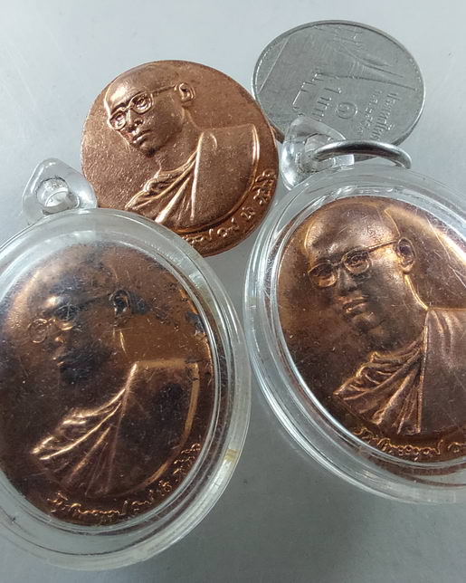 " เหรียญ ในหลวงทรงผนวช (เหรียญพลังแผ่นดิน) ครบ ๗ รอบ ๘๔ พรรษา ปี 2554 สวยๆครับ ทีเดียว 3 เหรียญครับ 