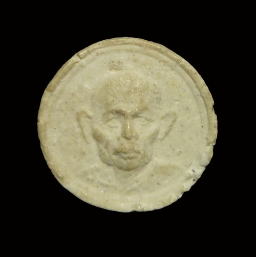 พระผงจันทร์ลอย เม็ดยา หลวงพ่ออบ วัดถ้าแก้ว