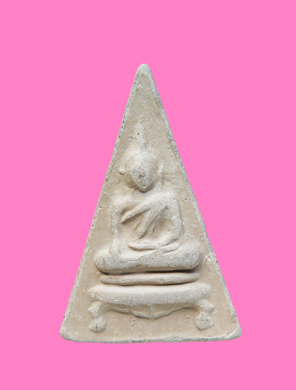 นางพญานั่งบนโต๊ะ เนื้อดิน