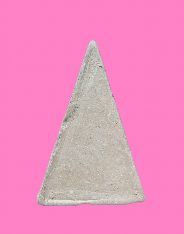 นางพญานั่งบนโต๊ะ เนื้อดิน