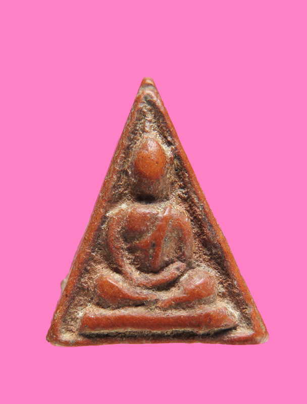 สมเด็จสามเหลี่ยม เนื้อดิน หลังมีชื่อวัด