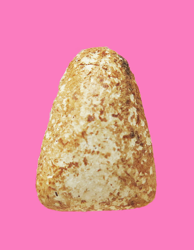 พระปิดตา พิมพ์ข้าวตอกแตก เนื้อผง ไม่ทราบวัด