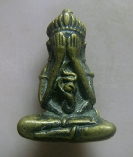 **เบาๆ**พระปิดตามหาลาภ หลังยันต์ เนื้อโลหะผสม เก่าๆ ไม่ทราบที่**สวยๆ เชิญชมครับ