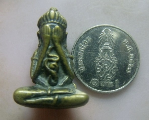 **เบาๆ**พระปิดตามหาลาภ หลังยันต์ เนื้อโลหะผสม เก่าๆ ไม่ทราบที่**สวยๆ เชิญชมครับ