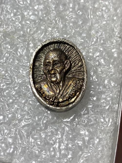 เหรียญหล่อรูปไข่ หลวงปู่บุดดา วัดกลางชูศรีเจริญสุข เนื้อเงิน