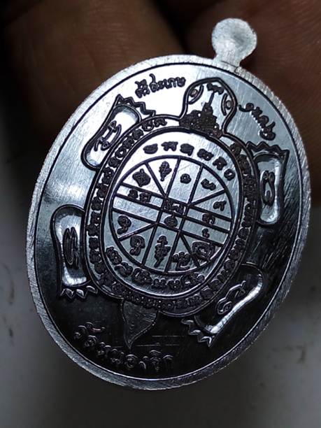 เหรียญรูปไข่ครึ่งองค์ หลวงปู่แสน อายุยืน 111 ปีทองแดงรมดำเลข2247