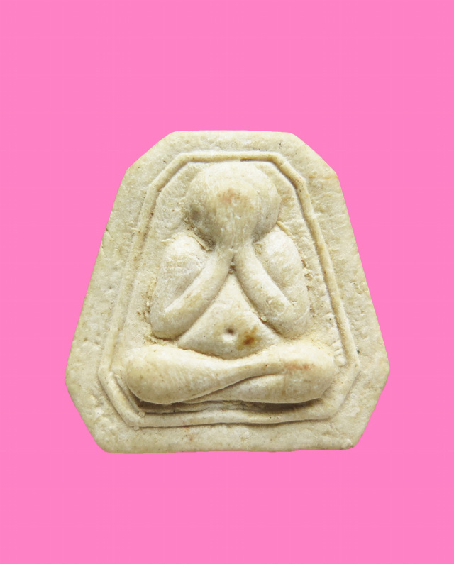 พระปิดตาแปดเหลี่ยม เนื้อผง หลังยันต์ นะ