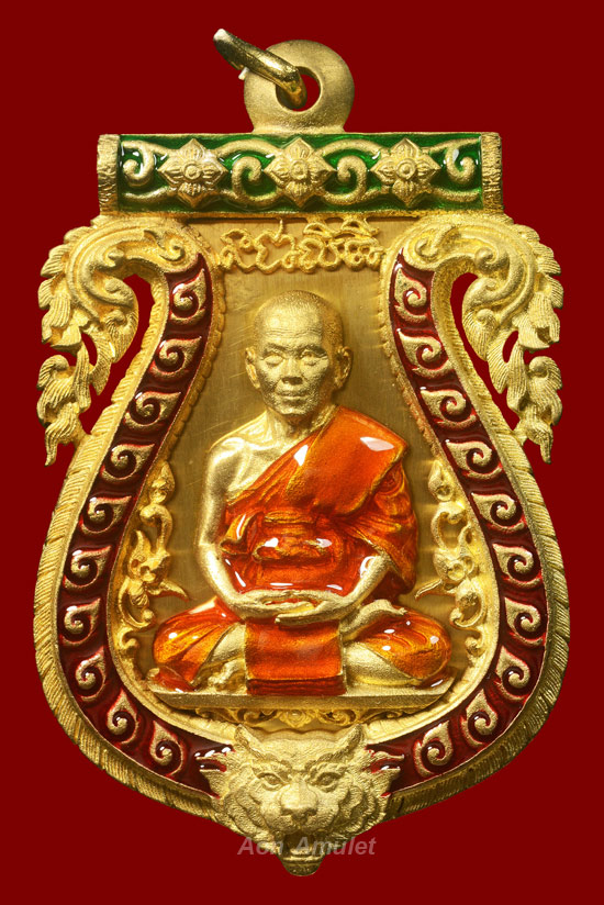 เหรียญเสมาฉลุยกองค์เนื้อทองระฆังลงยากนกข้างสีแดง รุ่น บงกชบูรพา หลวงปู่บัว ถามโก พ.ศ.2555 No.977