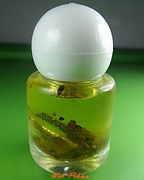 น้ำมันมนต์มหาละลวยใหญ่ หลวงปู่สิงห์ วัดบ้านขี้เหล็ก ศรีสะเกษ .4250.