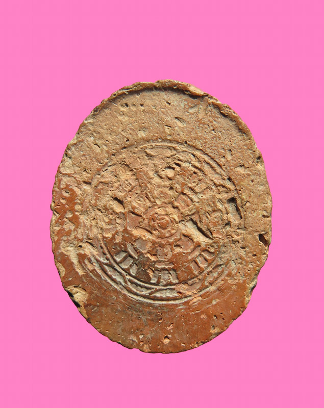 พระพุทธ เนื้อดิน หลังธรรมจักร