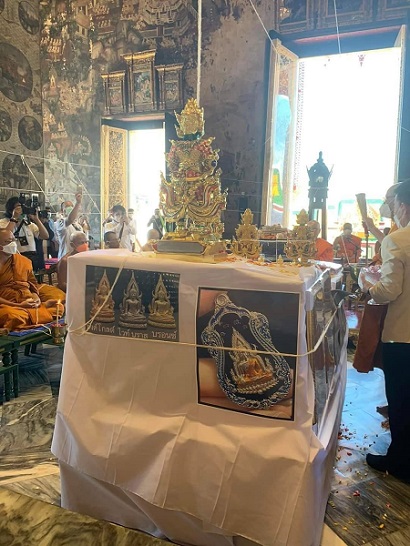 เหรียญขุมทรัพย์มหาเทพ ท้าวเวสสุวรรรณ วัดสุทัศน์ฯ ปี 2565 เนื้อทองทิพย์ซาตินลงยาจีวร เหรียญไม่ตัดปีก