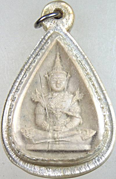 พระแก้วมรกต เนื้อผง หลัง ภปร. ปี 2530 พิธีมหาพุทธาภิเษก ณ พระอุโบสถ์ วัดบวรนิเวศวิหาร และ วัดพระศรีร