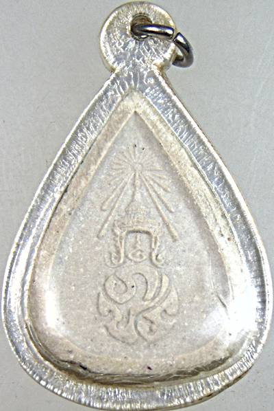 พระแก้วมรกต เนื้อผง หลัง ภปร. ปี 2530 พิธีมหาพุทธาภิเษก ณ พระอุโบสถ์ วัดบวรนิเวศวิหาร และ วัดพระศรีร