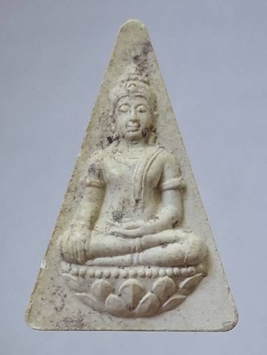 พระนางพญา สก. ๖รอบ ปี2547 เนื้อผงสีขาว (หลวงพ่อรวย วัดตะโก ร่วมปลุกเสก)
