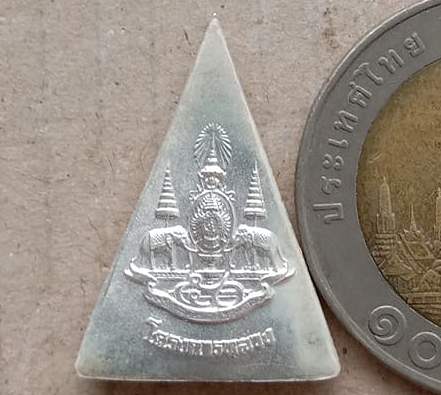 พระพุทธนวราชบพิตร พระพิมพ์จิตรลดา โครงการหลวง พ.ศ .2539 *** เนื้อเงิน (พิมพ์เล็ก) พร้อมกล่องเดิม