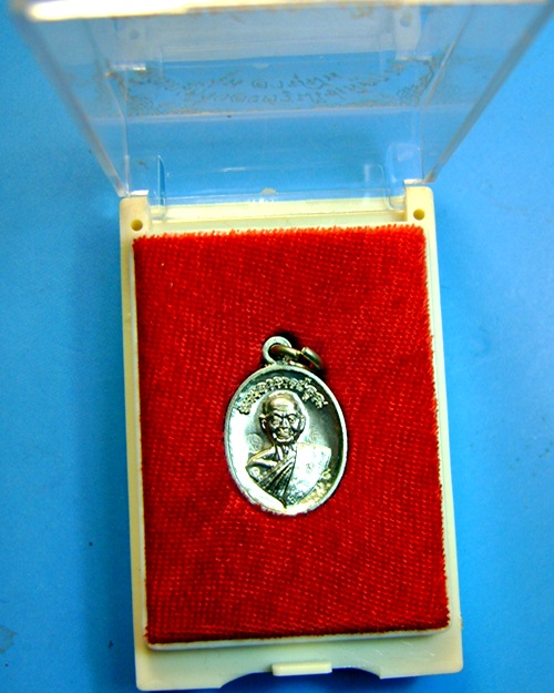 สวยพร้อมกล่องเดิม เหรียญเม็ดแตงครึ่งองค์หลวงพ่อคูณ รุ่นอายุยืน เนื้ออัลปาก้า ออกวัดแจ้งนอก