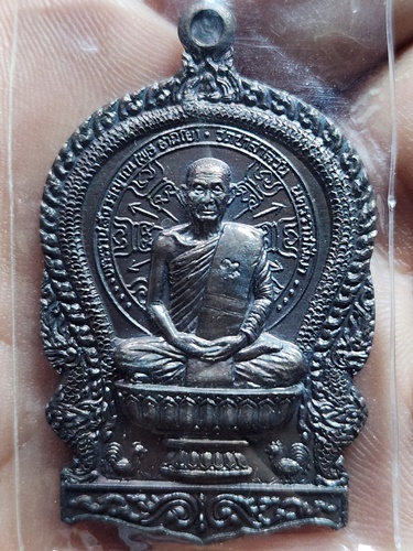 วัดป่าสาลวัน นครราชสีมา เหรียญนั่งพาน หลวงพุ่อพุธ ฐานิโย  ปี 2537
