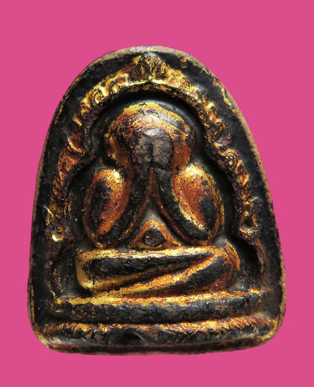 พระปิดตา ซุ้มกระจัง เนื้อผง ลงรักปิดทอง หลังยันต์ 