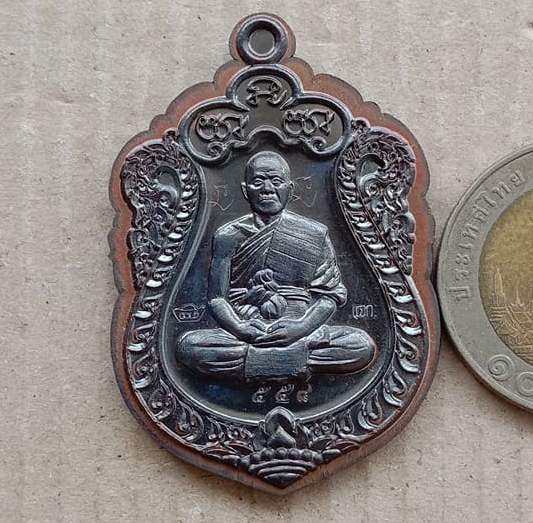 เหรียญเสมา เศรษฐี หนุนเงิน หนุนทอง หลวงพ่อทอง สุทธสีโล ปี2560 ทองแดงรมดำไม่ตัดปีก เลข558+กล่อง