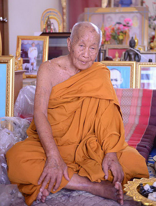 พระสมเด็จมหาลาภ หลวงปู่หุน วัดบางผึ้ง จ.ฉะเชิงเทรา รุ่นอายุยืน ปี56 