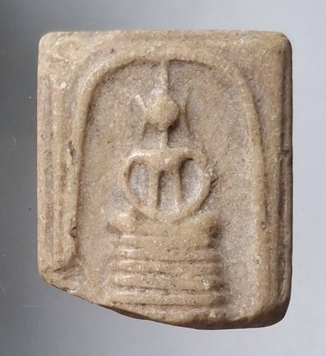 พระสมเด็จเกศไชโย หลวงพ่อกวย วัดโฆสิตาราม จ.ชัยนาท เนื้อผงน้ำมัน หักไป1ใน3ส่วน