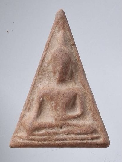 พระนางพญาหลังอุ เนื้อดินเผา หลวงพ่อจง วัดหน้าต่างนอก จ.พระนครศรีอยุธยา ก่อนปี2500