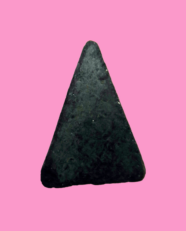 พระปิดตา เนื้อดำ