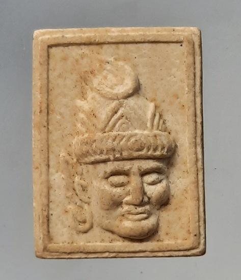 เศียรพ่อแก่ หลังพระพิฆเณศ เนื้อผง ไม่ทราบที่