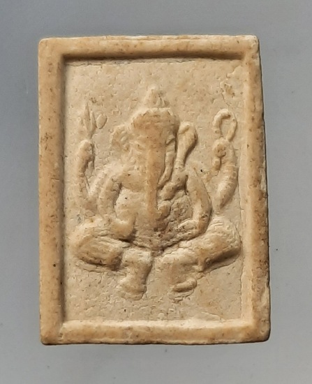 เศียรพ่อแก่ หลังพระพิฆเณศ เนื้อผง ไม่ทราบที่