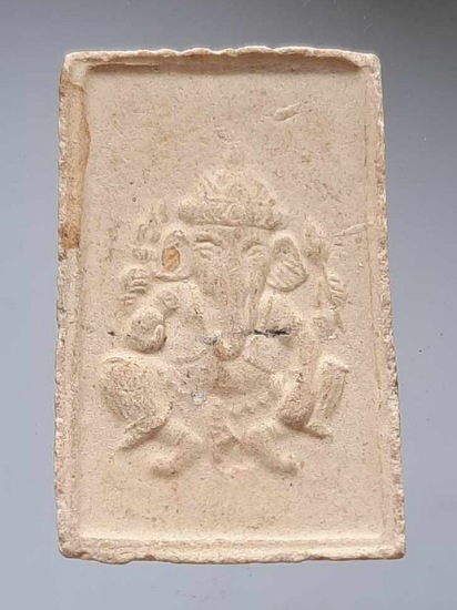 เศียรพ่อแก่ หลังพระพิฆเนศ เนื้อผง ไม่ทราบที่