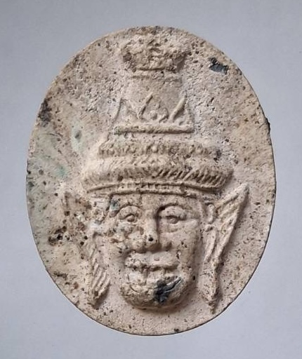 เศียรพ่อแก่ เนื้อผงหลังยันต์ ไม่ทราบที่