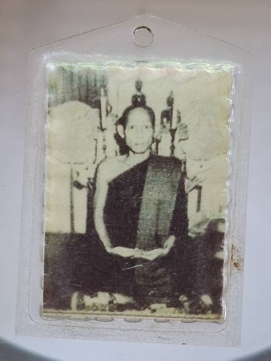 รูปถ่ายกระดาษ ไม่ทราบที่ เลี่ยมพลาสติก