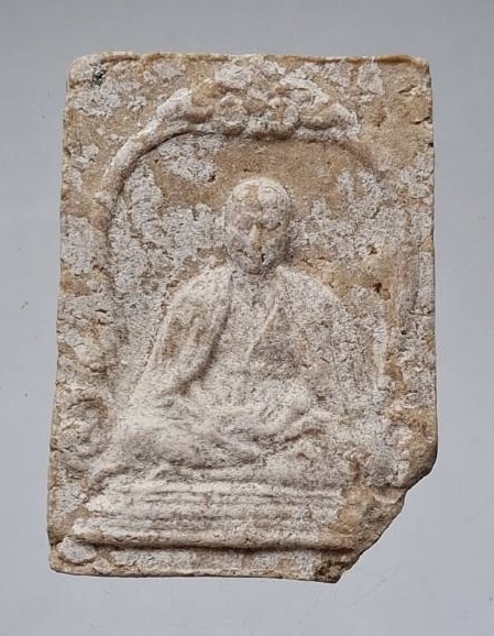 พระผงว่าน ไม่ทราบที่ มีกระเทาะ มีหักมุม