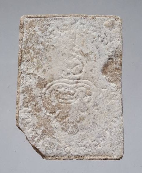 พระผงว่าน ไม่ทราบที่ มีกระเทาะ มีหักมุม