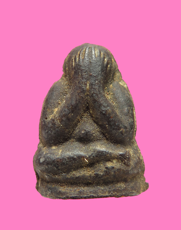 พระปิดตาลอยองค์ เนื้อผงว่าน 