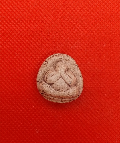 พระปิดตา เนื้อผงเก่า