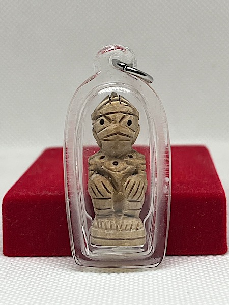 หนุมานไม้รากพุตซ้อน พิมพ์หน้ากระบี่ แผ่นโค้ตทอง รุ่น ครบ 7 รอบ หลวงพ่อแสวง วัดลาดปลาดุก นนทบุรี