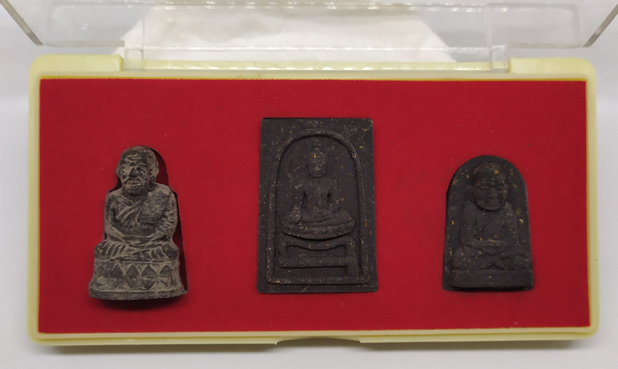 N หลวงปู่ทวด รุ่นพระธาตุเจดีย์ หลวงพ่อทอง วัดสำเภาเชย ปี 2549 ชุดเนื้อว่านสามองค์ พร้อมกล่องเดิมครับ