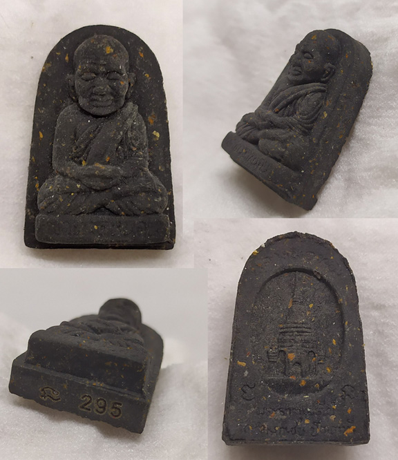 N หลวงปู่ทวด รุ่นพระธาตุเจดีย์ หลวงพ่อทอง วัดสำเภาเชย ปี 2549 ชุดเนื้อว่านสามองค์ พร้อมกล่องเดิมครับ