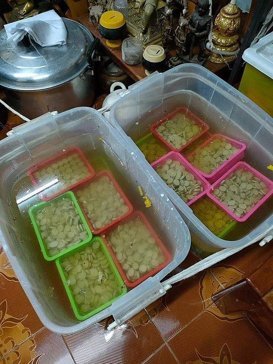 พระผงดวงเศรษฐี แช่น้ำมนต์ หลวงปู่บุดดา วัดป่าใต้พัฒนาราม จ.สระแก้ว รุ่นรวยร้อยล้าน ปี2564 