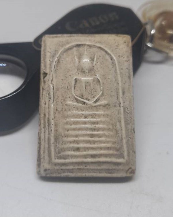 สมเด็จเกศไชโย ๗ ชั้น ไหล่ตรง นอกพิมพ์ นิยม วัดไชโยวรวิหาร