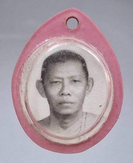 รูปถ่ายกระดาษหนังไก่ พระเกจิเก่าๆ ไม่ทราบที่ เลี่ยมเดิมๆ