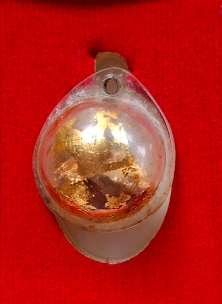 ลูกอมเทียนชัย ปิดทองเดิม หลวงพ่ออรรถ วัดองครักษ์ จ.สุพรรณบุรี เลี่ยมเดิมๆ ละลายอยู่ในเลี่ยม