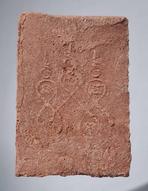 พระสมเด็จหลวงพ่อใหญ่ วัดมงคลวุฒาวาส จ.ชลบุรี ปี2554 เนื้อผงว่านสบู่เลือด กล่องเดิมๆ