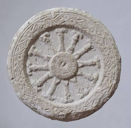 พระผงธรรมจักร หลวงปู่สังวาลย์ วัดทุ่งสามัคคีธรรม อ.สามชุก จ.สุพรรณบุรี ขอบกระเทาะ