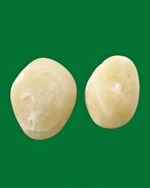 ปัฐวีธาตุติดผ้าจีวรหลวงปู่คำพันธ์ ๒ เม็ด