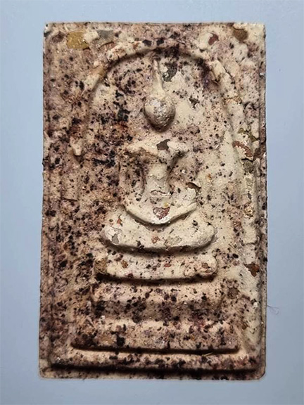 พระสมเด็จบางขุนพรหม ปี 2547 พิมพ์ใหญ่เกศเอียง หลังตรายาง รับประกันแท้ มีกล่องเดิม เนื้อมวลสารเก่า