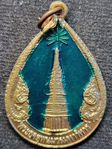 วัดพระธาตุพนมวรวิหาร นครพนม เหรียญพระธาตุพนม ฉลองพุทธชยันตี ๒๖๐๐ ปี เนื้อกะไหล่ทองลงยา