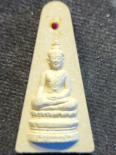 วัดโพธิ์ชัย หนองคาย หลวงพ่อพระใส รุ่นสไบทิพย์ เนื้อผงฝังพลอย ปี 2549